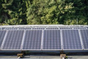 Die Archeneo mit Solarpanelen auf dem Dach für Ökostrom