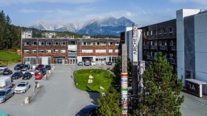 Parkplätze und Elektroladestationen zieren den Innenhof des Businessparks Archeneo