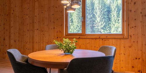 Archeneo_GmbH_floobe_2023_web29 Büro mit Tisch, Pflanze, Lampen und Stühlen